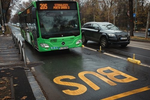 Primăria Capitalei a introdus benzi exclusive pentru autobuzele STB pe trei arterei majore pentru a îmbunătăți transportul public.
