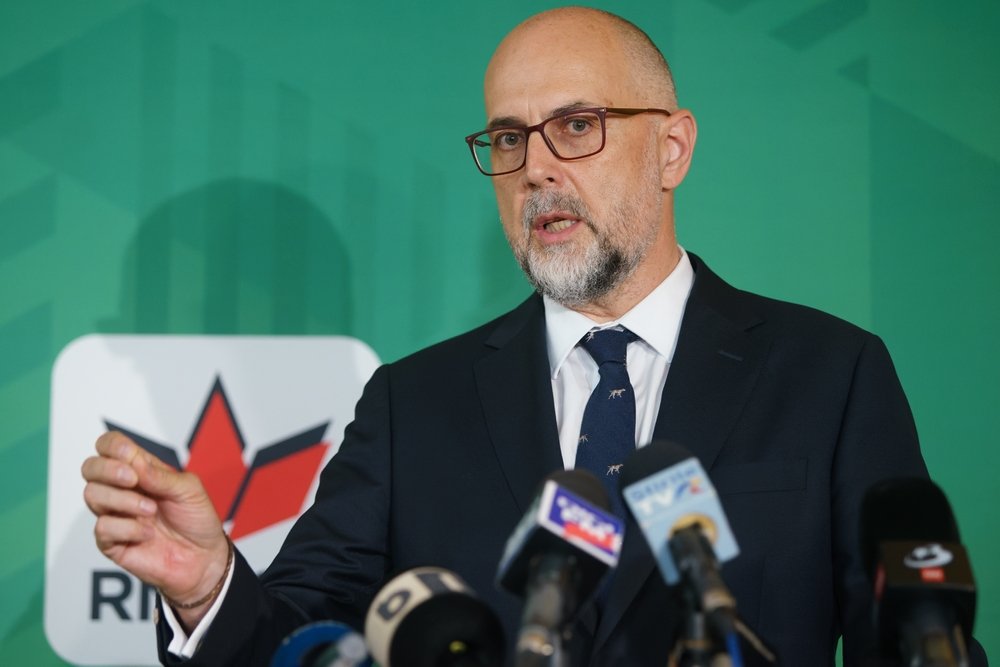 Kelemen Hunor, președintele UDMR, sugerează menținerea cotei unice la 10% și a impozitului pe dividende la 16%, dar propune o creștere a TVA la 21%.
