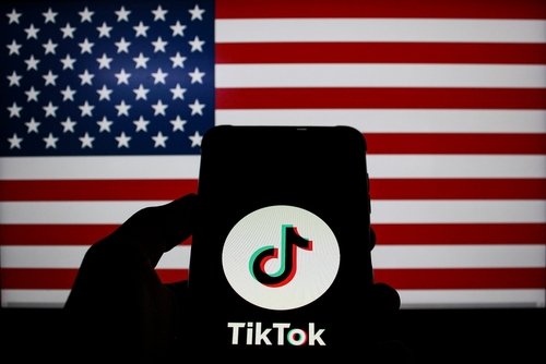 Președintele Trump va semna un ordin executiv ce prelungește termenul de transformare a TikTok într-o companie americană cu 90 de zile, până în septembrie.