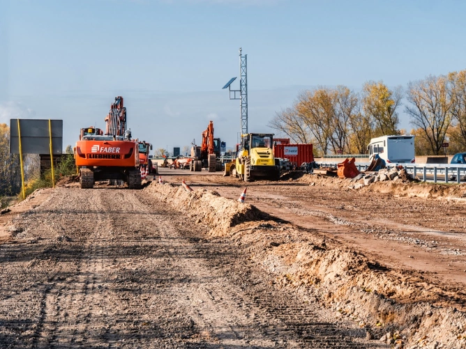 Pompierii ISU Neamț au intervenit pe șantierul autostrăzii A7, unde au descoperit mai multe mine antitanc din Al Doilea Război Mondial.