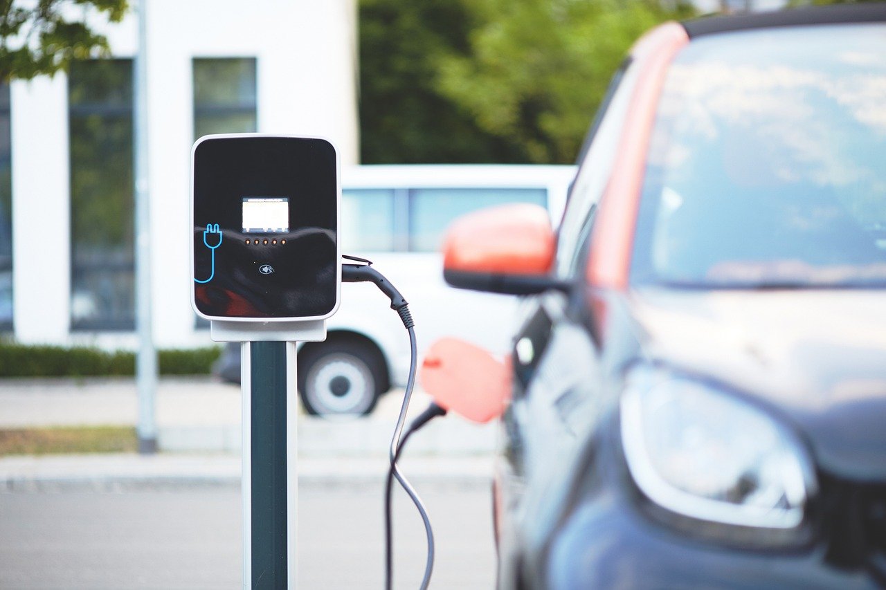 Un studiu Shell relevă că, deși proprietarii de vehicule electrice sunt mulțumiți, șoferii de automobile cu motor termic devin din ce în ce mai reticenți față de electrificare.
