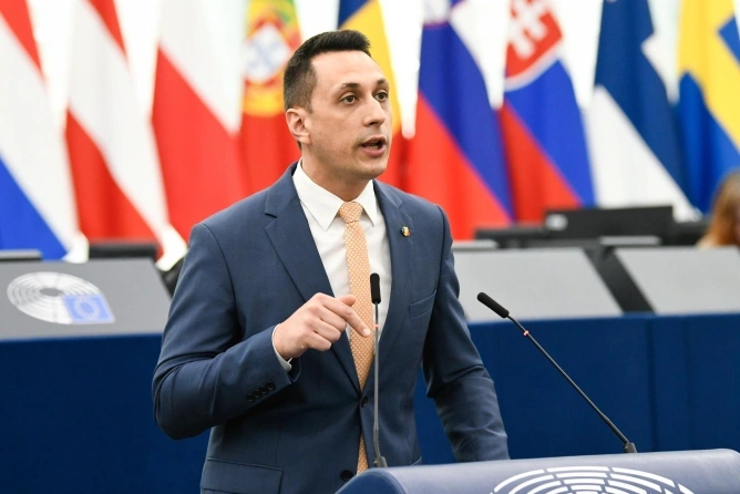 Vlad Gheorghe, DREPT: „Se simte mirosul alegerilor anticipate. Partidele tradiționale, cu influența lor în Parlament, sunt în criză.”
