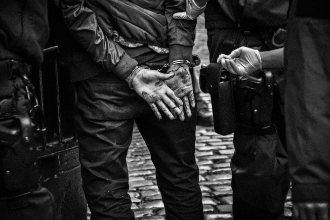 Un bărbat de 29 de ani din Craiova, arestat pentru violență domestică, încălcarea ordinului de protecție și deținerea ilegală a unei arme.