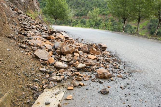 Stâncă căzută pe DN 66 lovește o mașină cu 9 pasageri, două persoane rănite; trafic blocat pe un sens.