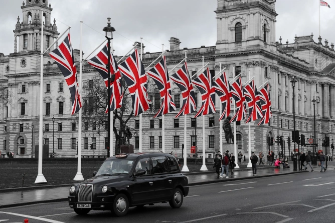 Deputații britanici au aprobat un proiect de lege privind legalizarea morții asistate pentru bolnavii terminali, stârnind reacții diverse în societate.