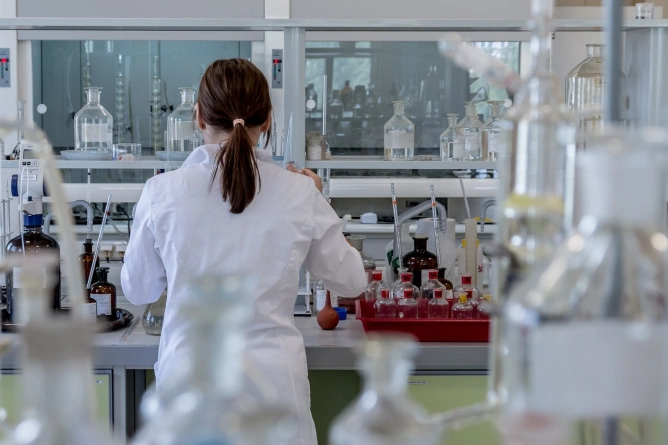 Institutul Weizmann din Israel atacat de Iran: peste 45 de laboratoare avariate și cercetări prețioase distruse, fără victime umane.