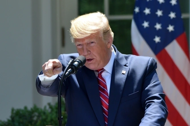 Donald Trump afirmă că SUA au „prea multe” sărbători legale, impactând economia, în timp ce Joe Biden evidențiază semnificația Juneteenth.