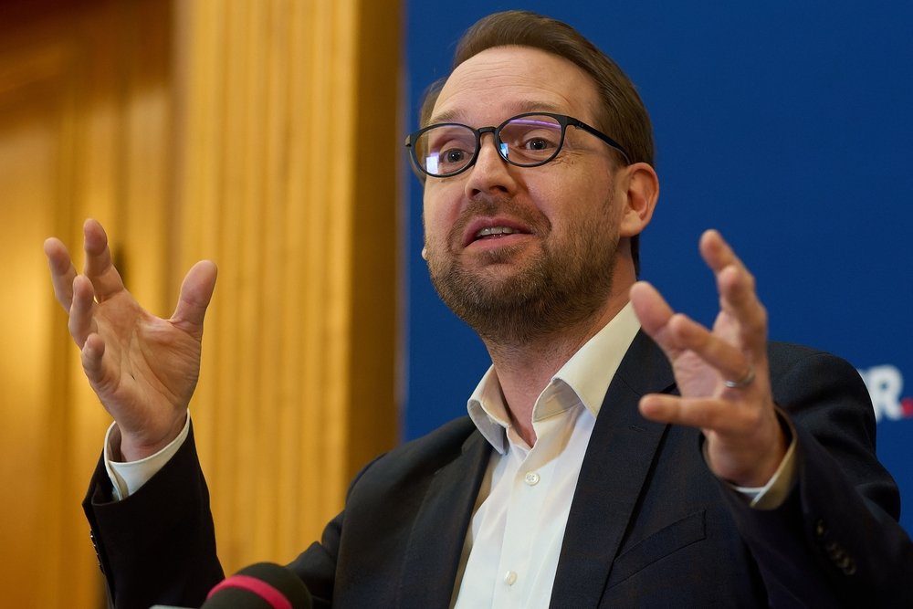 Dominic Fritz, președintele USR, acceptă rotativa guvernamentală, recunoscând influența PSD în coaliție, dar subliniind că românii așteaptă un mesaj diferit.