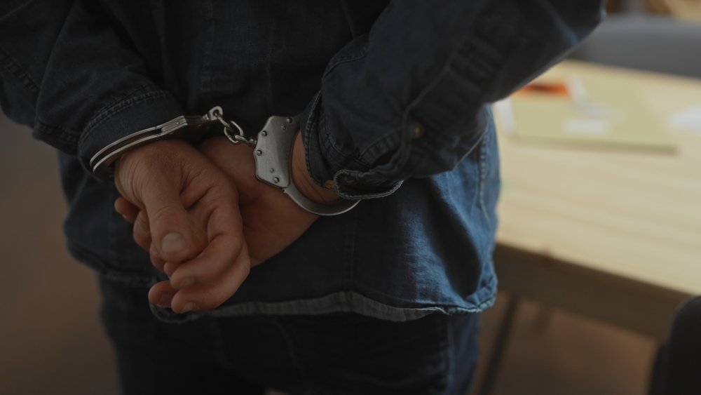 DIICOT a descoperit un laborator de droguri sintetice în Brașov, iar doi bărbați au fost reținuți pentru tentative de trafic de droguri.
