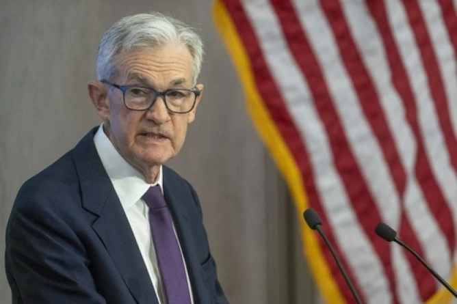 „Jerome Powell: Fed ar fi redus dobânzile fără tarifele impuse de Trump, dar inflația a crescut din cauza acestora”