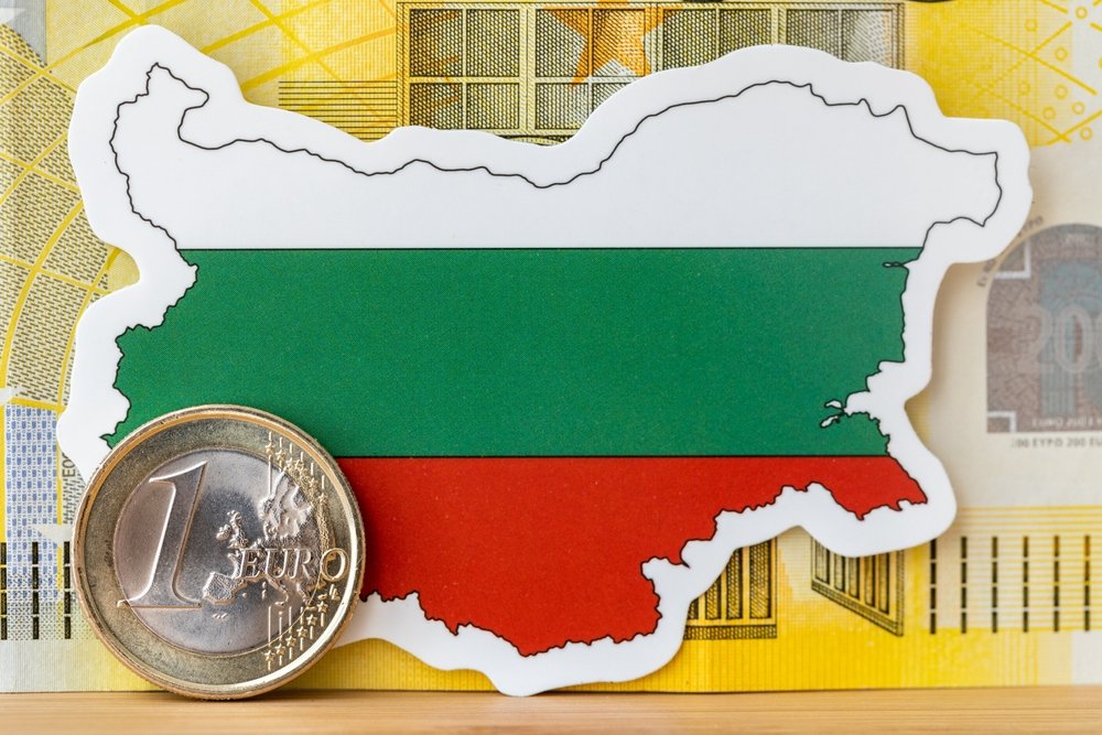 Cetățenii Bulgariei protestează în mai multe orașe împotriva adoptării euro, solicitând referendum și demisia guvernului.