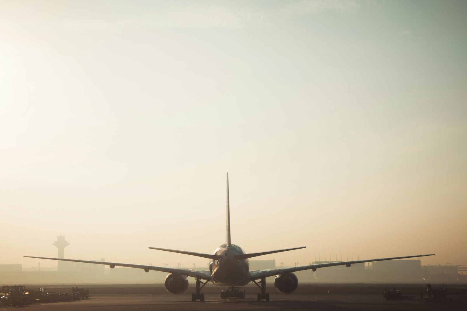 Aeroportul Internațional „George Enescu” din Bacău solicită finanțare pentru construirea unei centrale fotovoltaice, un pas semnificativ în tranziția către energia regenerabilă.