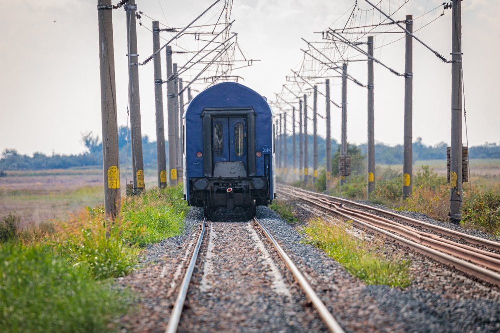 CFR anunță că trenurile vor circula cu viteză redusă în zonele cu temperaturi ale șinelor peste 50°C, pentru siguranță.