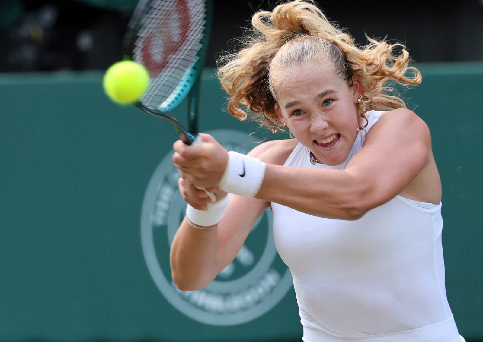 Mirra Andreeva, jucătoare rusă de 18 ani, învinge pe Emma Navarro și avansează în sferturile de finală la Wimbledon