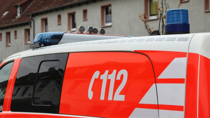 O femeie de 76 de ani a decedat după ce o mașină a pierdut controlul și a intrat pe trotuar. Șoferul a suferit răni și a fost dus la spital.
