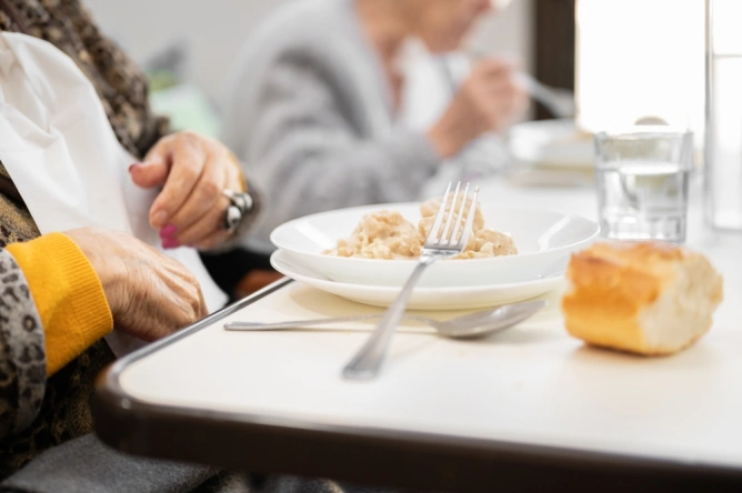 Alexandru Rogobete, ministrul Sănătății, va verifica personal calitatea alimentației din spitale, evidențiind diferențele dintre unități.