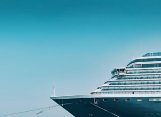 O navă de croazieră plecată din Turnu Măgurele spre Viena a eșuat pe Dunăre, aproape de Gârla Mare, din cauza apei scăzute.