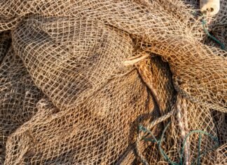 Plasele de pescuit vechi din Franța, trimise în Ucraina, se transformă în apărări împotriva dronelor rusești în timpul conflictului.