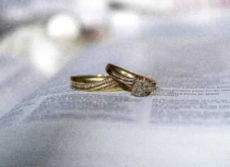 Un proiect de lege permite soțiilor să își păstreze numele de căsătorie după divorț fără acordul soțului, simplificând birocrația și costurile.