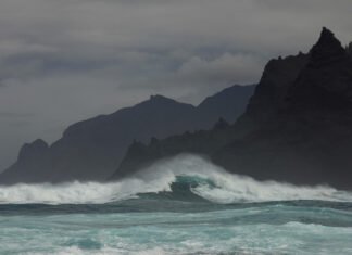 Valuri extrem de puternice au lovit Tenerife, provocând moartea a trei persoane și rănirea a 15, iar autoritățile emit avertizări pentru zonele costiere.