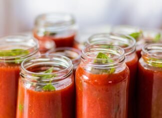 Poliția italiană confiscă peste 42 de tone de pastă de tomate etichetată fraudulos ca „Made in Italy” din Bulgaria.