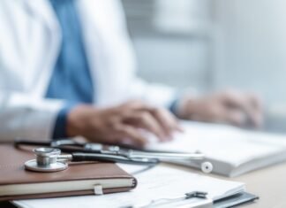 Ministrul Sănătăţii, Alexandru Rogobete, evidenţiază importanţa accesului la tratamente moderne pentru bolile rare, subliniind că fiecare nouă opţiune terapeutică poate transforma vieţi.