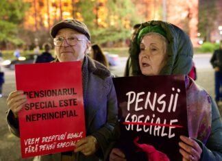 Zeci de persoane au demonstrat în fața Guvernului pentru abrogarea pensiilor speciale, solicitând un referendum și reformarea sistemului de pensii.