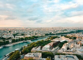 François Hollande atrage atenția asupra fragilității Franței ca risc suplimentar pentru Europa, în urma eșecului bugetar în domeniul apărării.