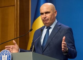 Premierul Ilie Bolojan a abordat scandalul legat de CV-ul ministrului Apărării, Ionuț Moșteanu, punând accent pe importanța evaluării în funcție de activitate, nu de diplome.