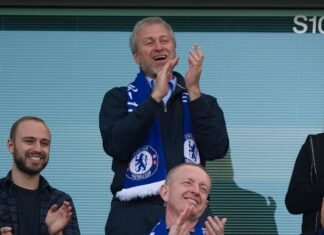 Keir Starmer îl îndeamnă pe Roman Abramovici să deblocheze 2,5 miliarde de lire sterline din vânzarea clubului Chelsea pentru a susține Ucraina.