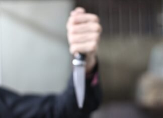 Un bărbat de 31 de ani, reținut pentru tentativă de omor, după ce a înjunghiat un tânăr de 26 de ani într-un bar din Mârșa