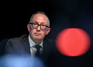 Primarul Nicolas Féraud a admis că barul Le Constellation nu a fost inspectat în ultimii cinci ani.