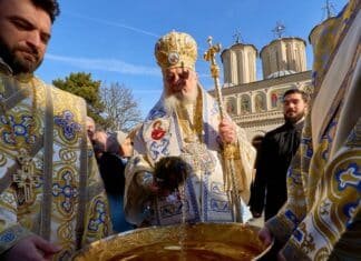 Boboteaza a adunat mii de credincioși din întreaga țară, cu peste 300.000 de sticle de Agheazmă Mare pregătite.