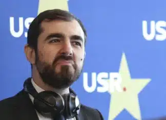Claudiu Năsui, deputat USR, critică Guvernul Bolojan pentru majorarea impozitelor în loc de tăierea cheltuielilor, evidențiind efectul negativ asupra puterii de cumpărare.