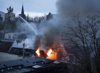 O explozie de proporții a avut loc în centrul Utrechtului, rănind cel puțin patru persoane și generând un incendiu.