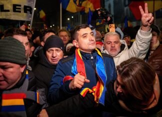 Adrian Băzăvan a creat mesajul ‘Marș la Moscova’ pe fațadele clădirilor din Piața Universității, provocând reacții în rândul protestatarilor.