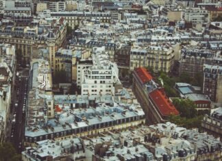 Un etaj al unui imobil din Paris s-a prăbușit peste cel inferior, provocând răni la 19 persoane, dintre care una grav. Pompierii analizează cauza incidentului.