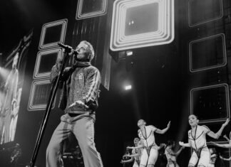 Robbie Williams a lansat albumul „Britpop” și a devenit artistul cu cele mai multe albume pe primul loc în Marea Britanie, depășindu-i pe The Beatles.