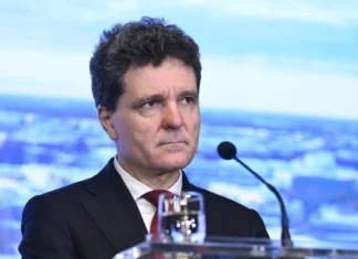 Preşedintele Nicuşor Dan, întâmpinat cu huiduieli şi aplauze la Focşani, a accentuat importanţa patriotismului şi responsabilitatea cetăţenilor.