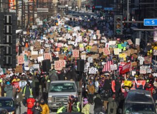 Ofițerii federali împușcă mortal o persoană în Minneapolis, Guvernatorul Tim Walz solicită președintelui Trump încetarea operațiunilor în oraș.