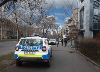Poliția din Capitală a intervenit pentru a salva o femeie ținută sechestrată de fostul iubit, care o amenința cu un cuțit în fața copilului ei.