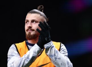 Radu Drăgușin a fost introdus în ultimele momente ale meciului Tottenham-Burnley, stârnind furia suporterilor care contestă decizia antrenorului Thomas Frank.