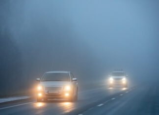 Circulația rutieră afectată de ceață densă în 19 județe, cu vizibilitate sub 200 de metri, favorizând formarea ghețușului și chiciurii