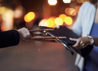 Un tânăr de 17 ani a fost arestat după ce a furat geanta unei femei, cauzând un prejudiciu de aproximativ 3.000 de lei.