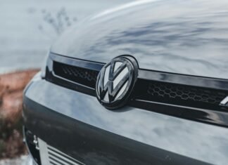 India își propune să reducă tarifele vamale pentru autoturismele importate din UE de la 110% la 40%, facilitând astfel accesul pe piața indiană.