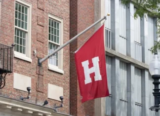 „Michael Guillén, fost fizician de la Harvard, propune că Dumnezeu ar putea avea o localizare fizică la 439 de miliarde de trilioane de kilometri de Pământ, o teorie speculativă contestată de comunitatea științifică.”