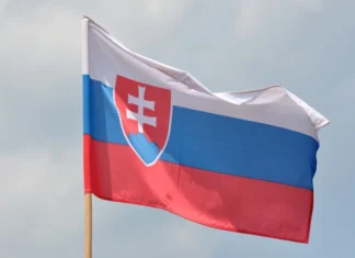 Locuitorii satului Vlkolínec din Slovacia solicită excluderea din Patrimoniul Mondial UNESCO din cauza afluxului de turiști și a restricțiilor asociate.