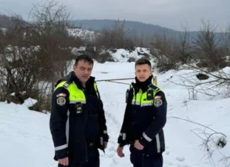 Doi polițiști din Hunedoara au intervenit rapid după un apel la 112 și au salvat un bărbat de 45 de ani care încerca să se sinucidă prin spânzurare.