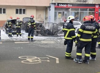O femeie a decedat în incendiu, împ trapped in an electric car in Bucharest. Un bărbat s-a salvat, dar a suferit răni.