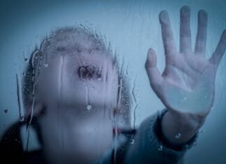 Un copil de 5 ani a fost abuzat și agresat sexual de 10 bărbați, inclusiv de tatăl său.